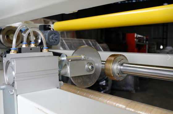 Taglio automatico di pannelli computerizzati per il rivestimento di materassi
